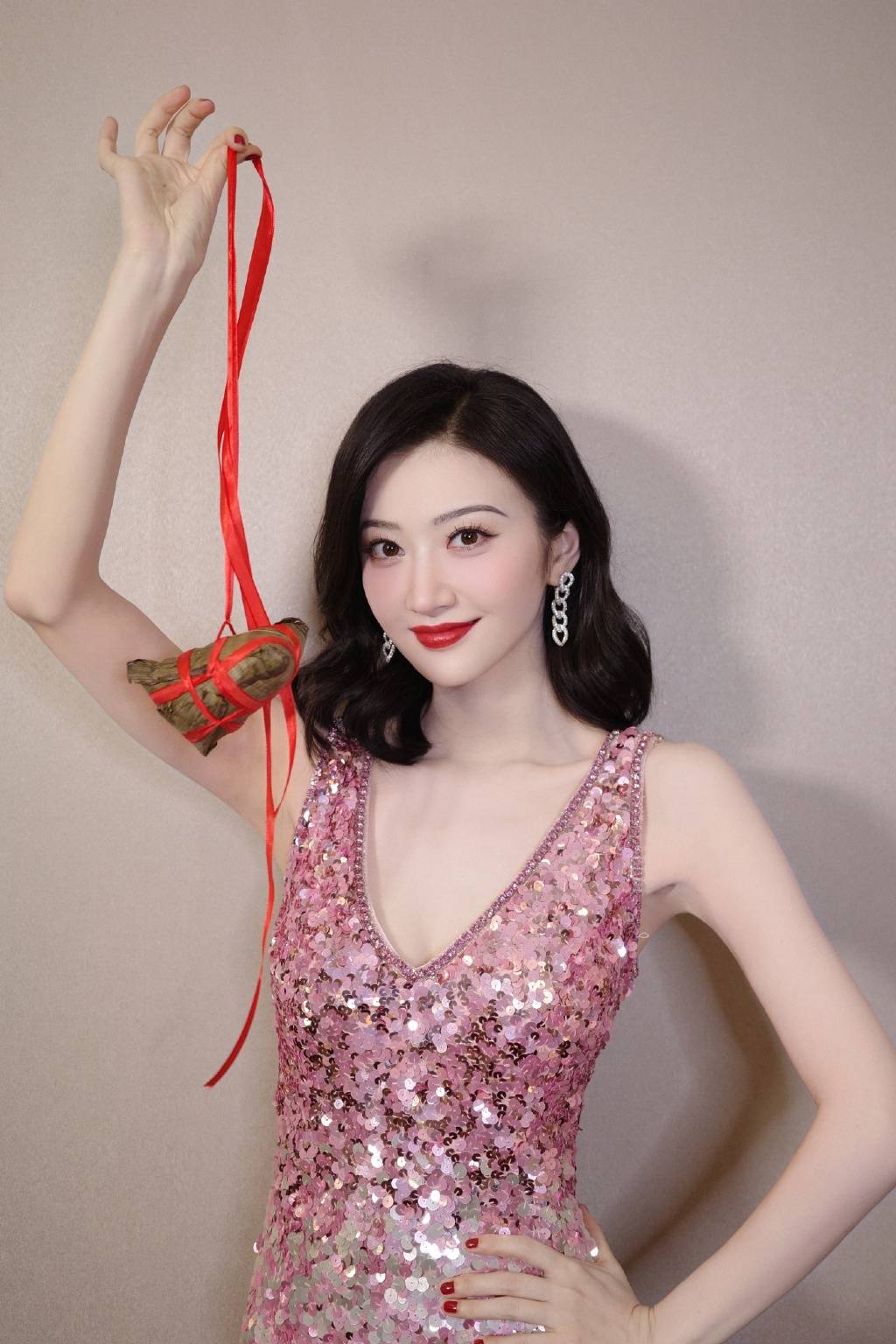 女星景甜穿粉色珠片长裙拍摄写真,端午佳节祝福送到给粉丝_工作_照片