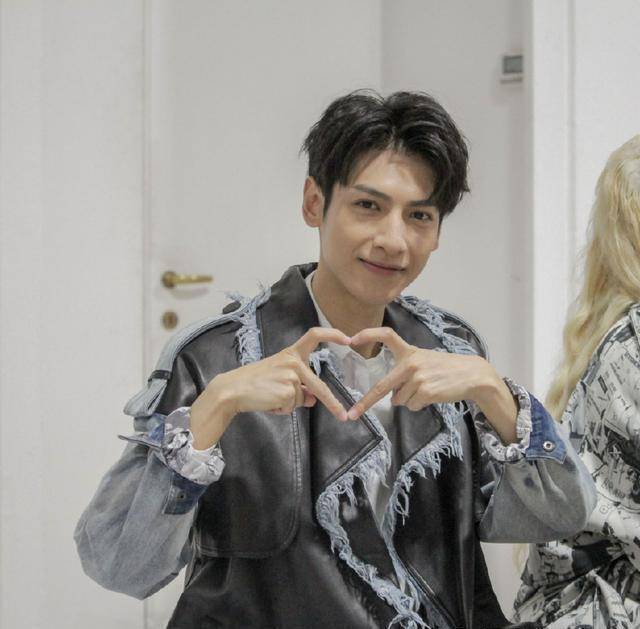 时装周上的润玉仙罗云熙,路人镜头下的罗云熙帅气不减_米兰_什么_前往