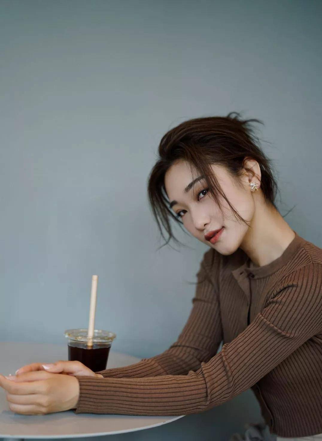 主持人蓝羽的气质真好,穿白色礼服裙优雅知性,笑容明媚有亲和力_印花