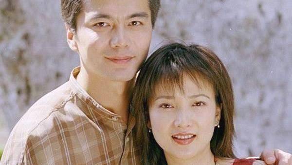 最帅星二代,看陈红18岁儿子和何晴17岁儿子,网友:妈妈基因强大_许何