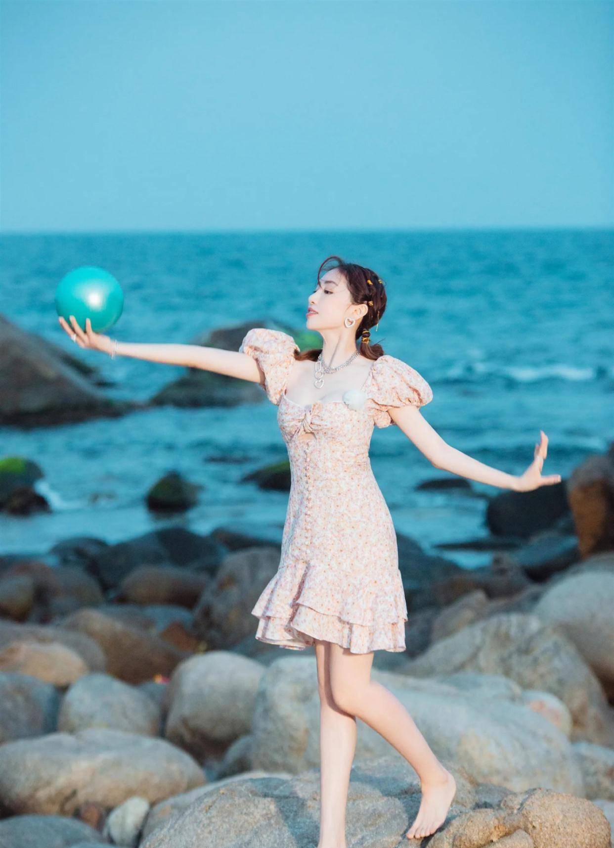 周捷不愧是体操名将,参加浪漫旅行穿碎花连衣裙,眨眼也是好卖萌_女生