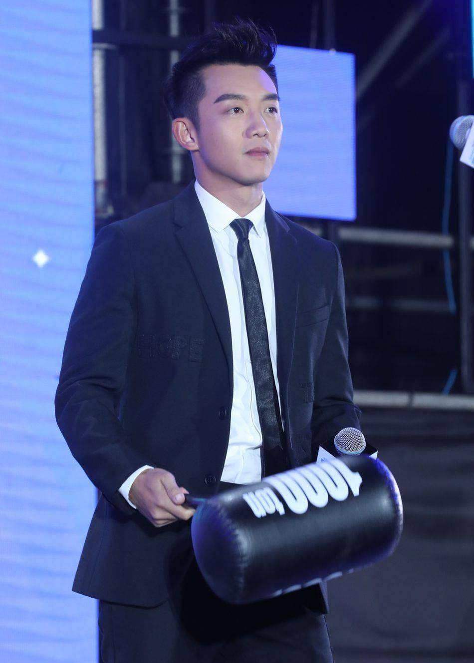 并且在随后郑恺,王文娜,张殿伦三个人一起出海游玩,他们感受着作为