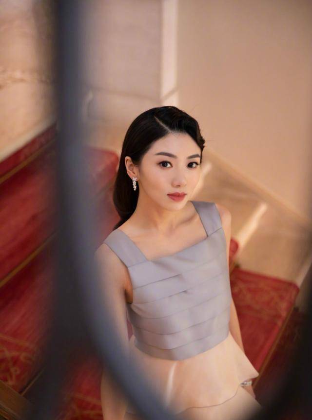 程晓玥这条礼服裙一看就很有层次感,上半身是银灰色