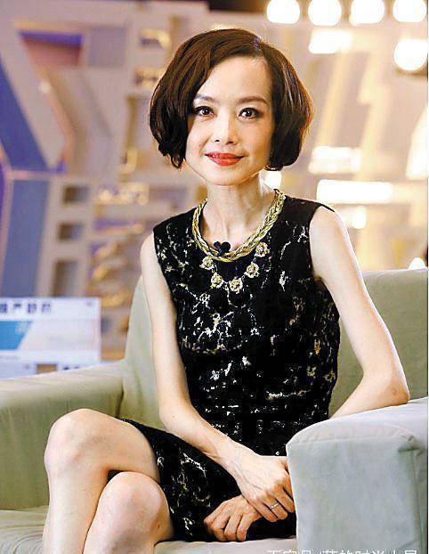 身体瘦的女孩穿什么好看,陈鲁豫的风格减龄又优雅_刘海_节目_脑门