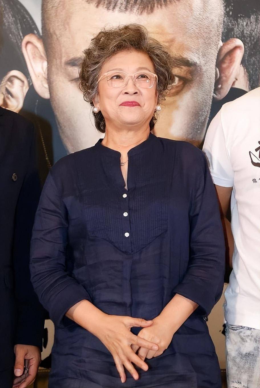 70岁奶奶辈亲身示范:裙长衣宽,色不过三,到老也能优雅气质_衣服_黑色