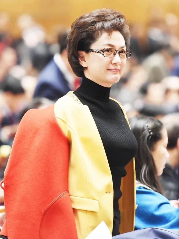 卷发不凌乱,裙子不及膝,不搭配丝袜,优雅得体_短发_中年_女性