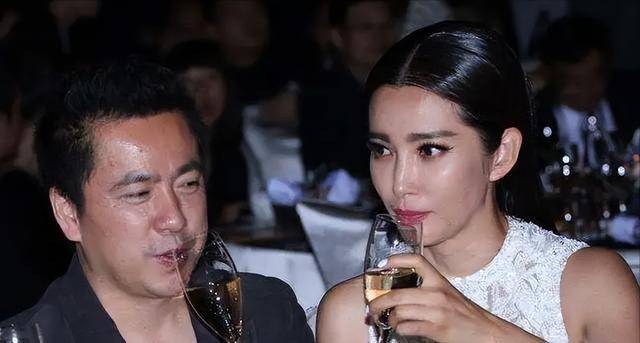 李冰冰献吻,angelababy被他抱在怀里,也只能强颜欢笑.