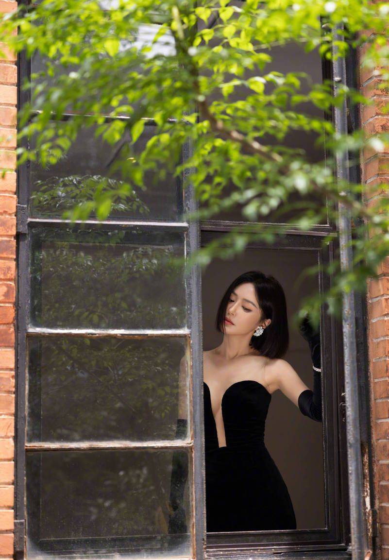 秦岚穿低胸镂空开叉长裙 短发干练红唇诱人_时尚_魅力_风格