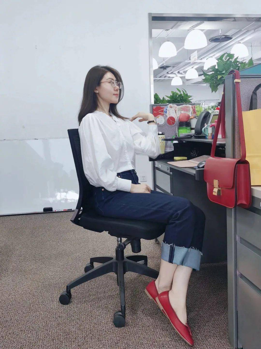 办公室女白衬衫搭配牛仔裤时尚优雅_感觉_自由_造型