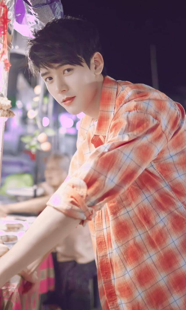 张哲瀚在告别演唱会上对龚俊说,"希望他保持初心,保持自己的性格,哥哥