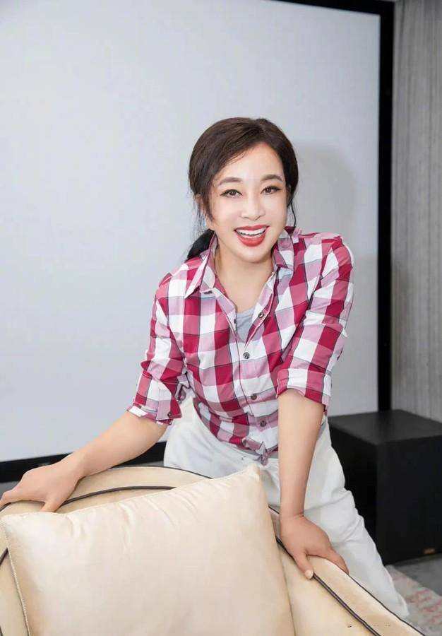 70岁挑战学生装,像30岁的格子衫 白裤_衬衫_时尚_感觉