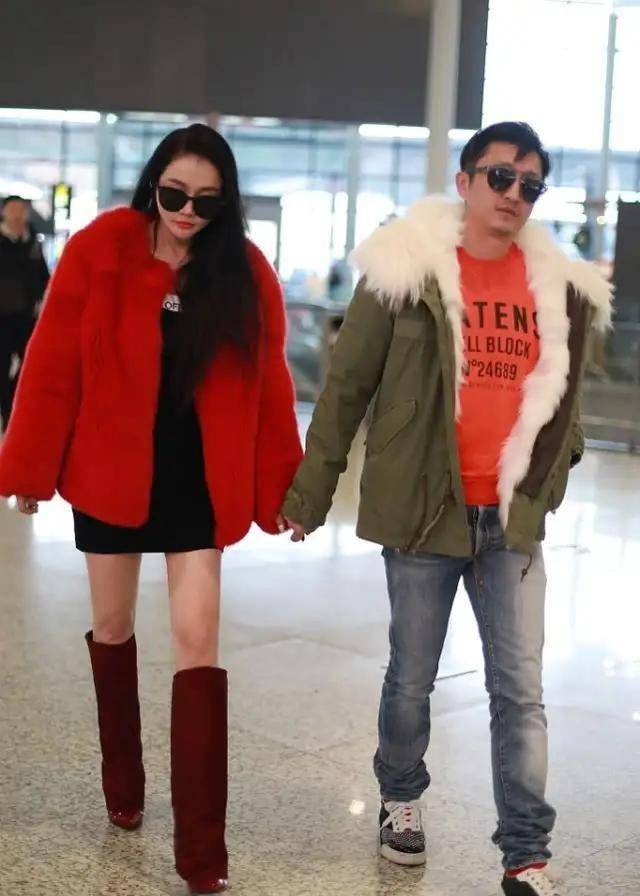 邹市明夫妇走机场气场大,穿3万棉服,小3岁老婆皮草秀"小鸟腿"_冉莹颖