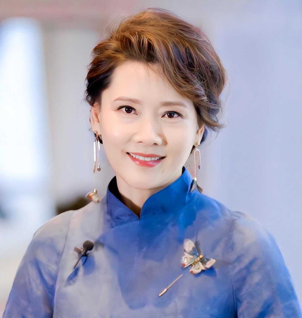 《越剧青衣》何赛飞:发型抗老,穿洋气,60胖又时尚