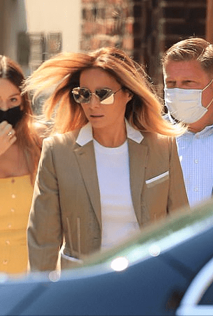 第一夫人时的西装造型此前第一夫人的身份让梅拉尼娅受到了很大的束缚