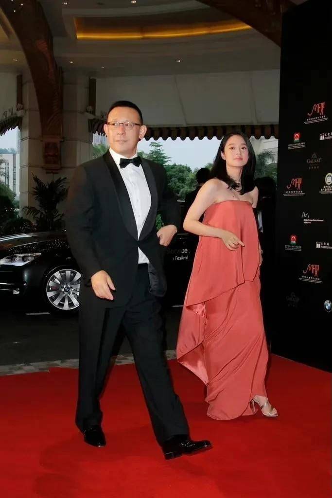 姜文老婆真有气质!浴巾裙也能穿出优雅感,妆容淡雅?