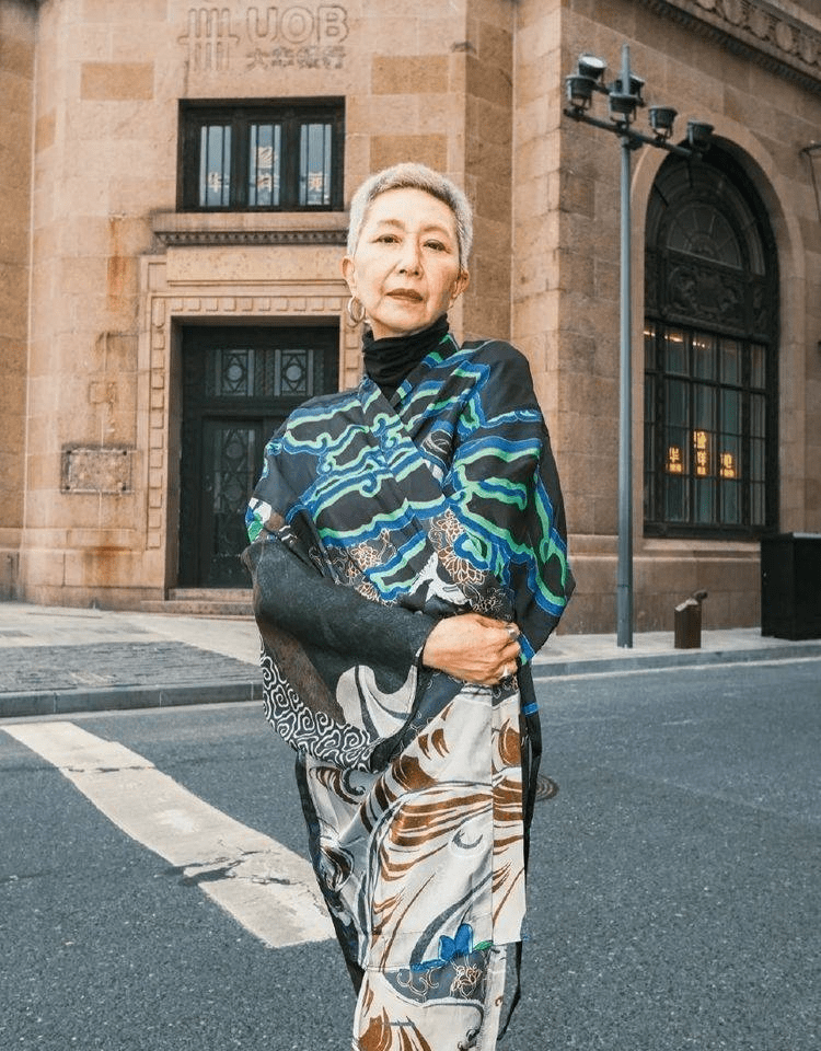 61岁的"上海马姐"让我很惊讶:一袭花衣,一头白发,却有着少女般的外表