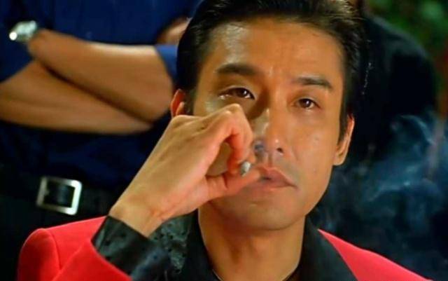 梁家辉,出演了《新龙门客站》里万丈豪气的周淮安,出演了《东成西就》