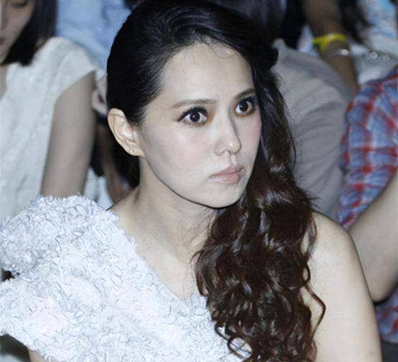 不老女神真实现状:眼皮耷拉,面部僵硬,活在美颜,活在过去是真_萧蔷