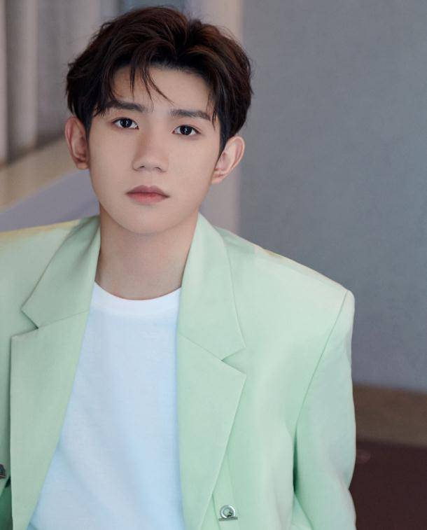 还给陈小春带来了螃蟹,都是些特色的小吃,王源是会为了好吃的,可以