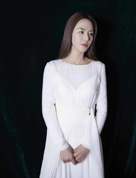 谭维维美得惊艳,一身白长裙仙气十足,气质出众_白色_很漂亮_整体