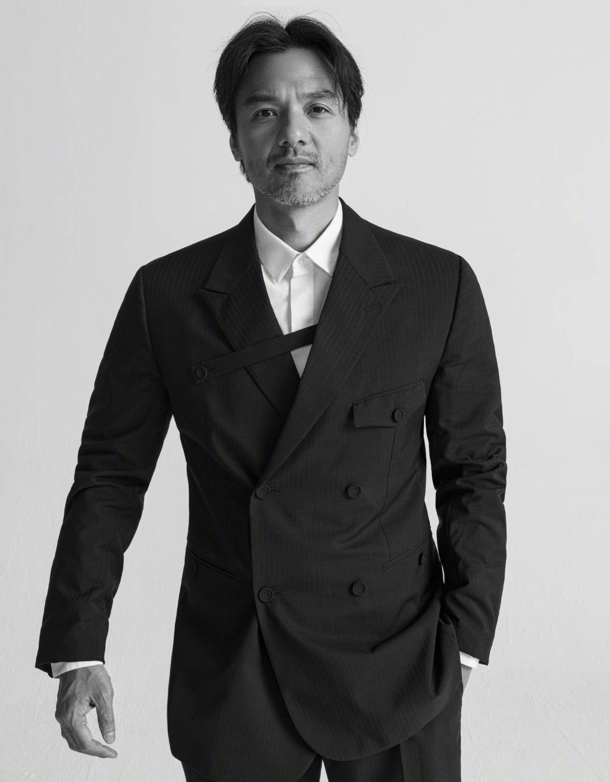 舒淇晒照为老公冯德伦庆生,照片模糊但难挡帅气,结婚5年超恩爱_祝福