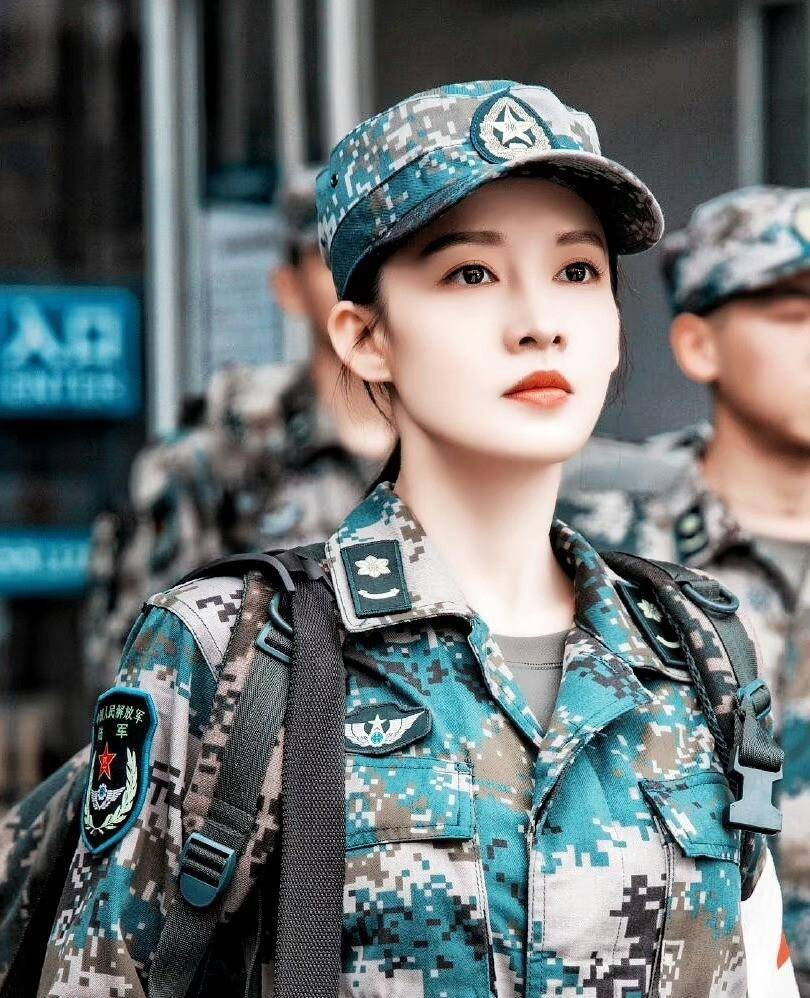 8位高颜值「军装女神」!杨幂美上热搜,迪丽热巴_美貌_李沁_英气