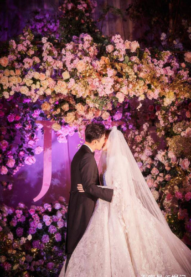唐嫣罗晋婚礼现场鲜花簇拥浪漫拥吻新娘露玉背似蝴蝶仙子_婚纱_粉红色