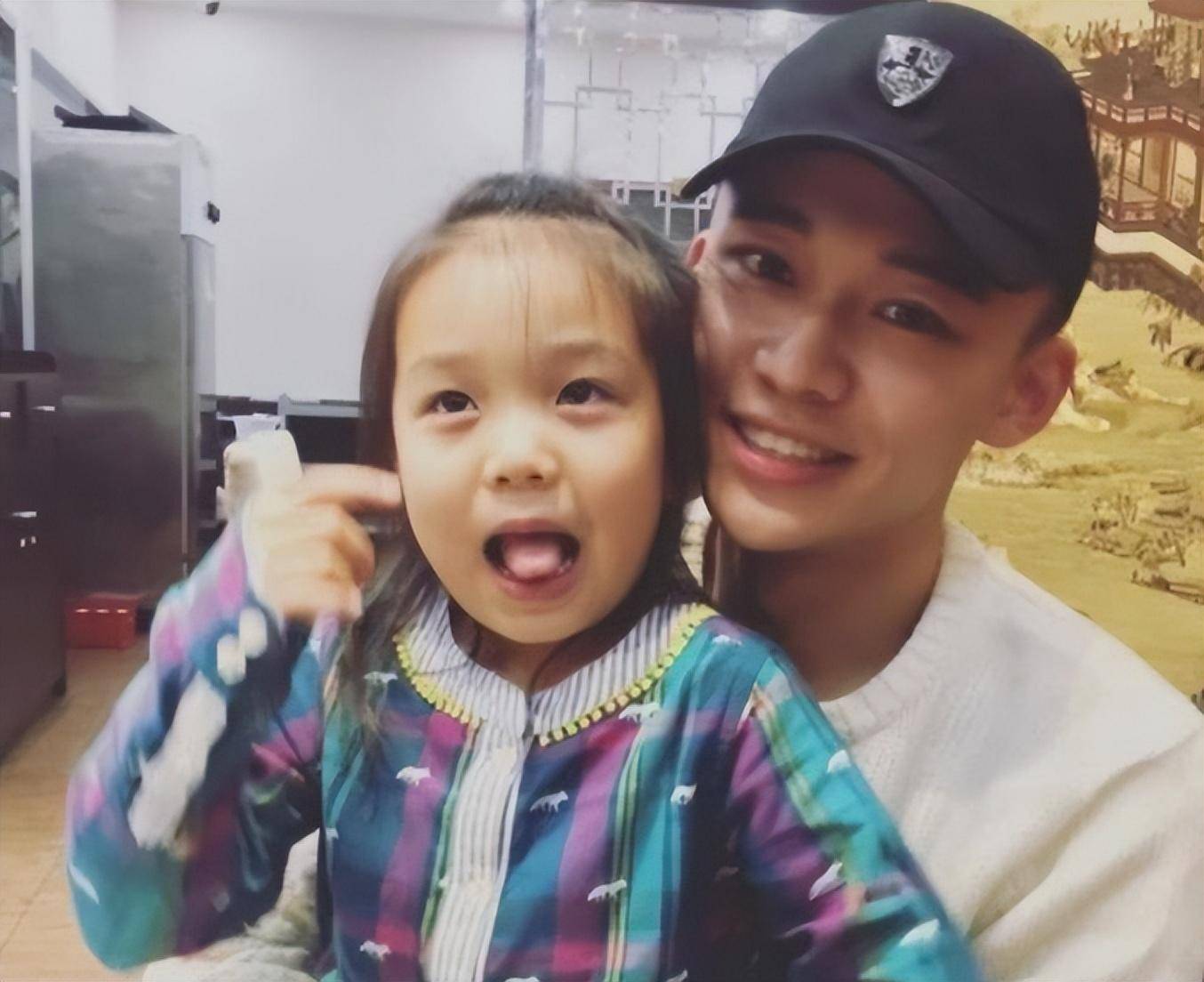 刘奕君父女加拿大生活照曝光,打高尔夫球很惬意,女儿已亭亭玉立