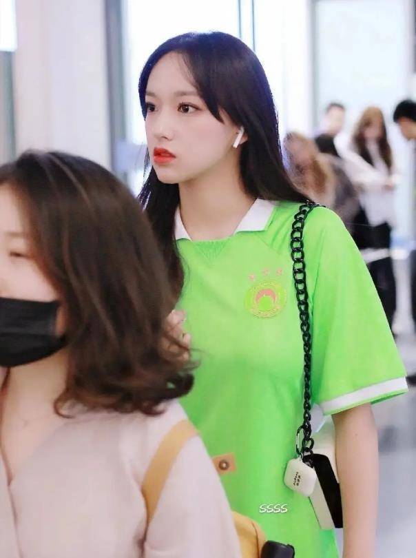 天哪,jennie到底塞了啥,咋就把头do成橄榄球了?_白女士_气质_显得