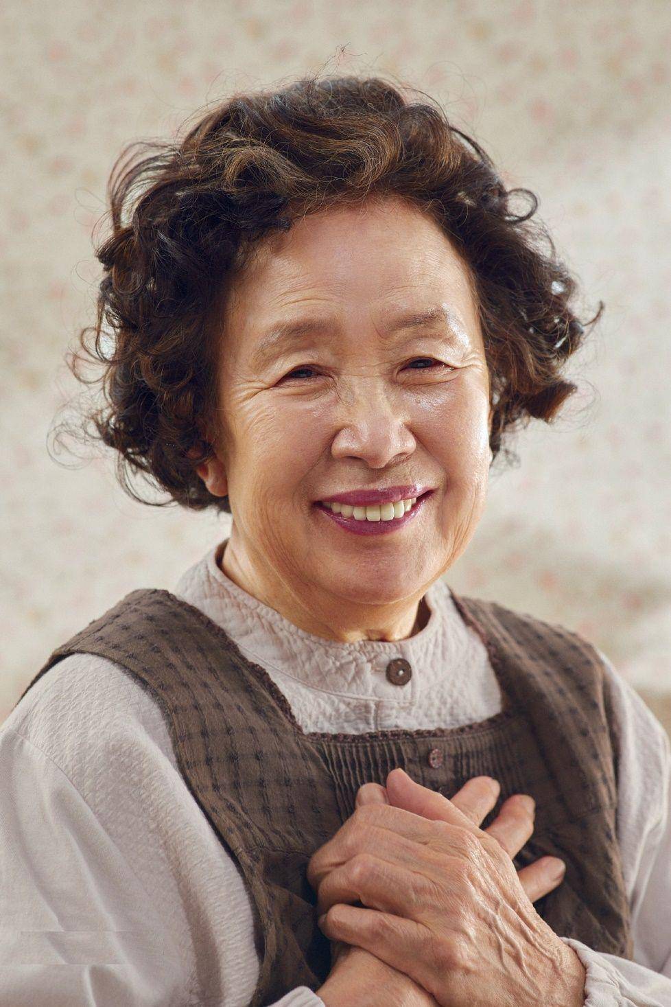 看到81岁罗文姬的衣服后才恍然大悟:不戴鲜花,爱珠宝,优雅利落_显得