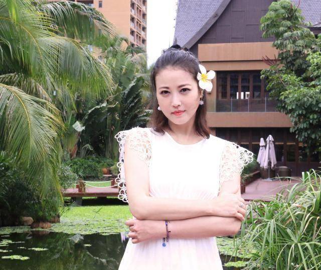 53岁周海媚近照,穿印花长裙高贵典雅,肤白貌美逆生长_造型_整体_耳环