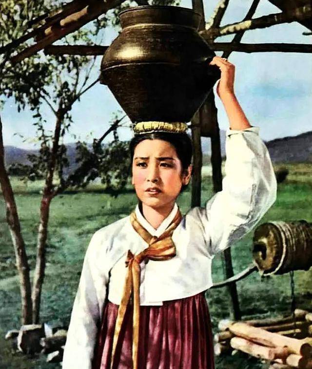 《打击侵略者》演女一号,长相漂亮,却为何似杨丽坤只演两部电影_尹