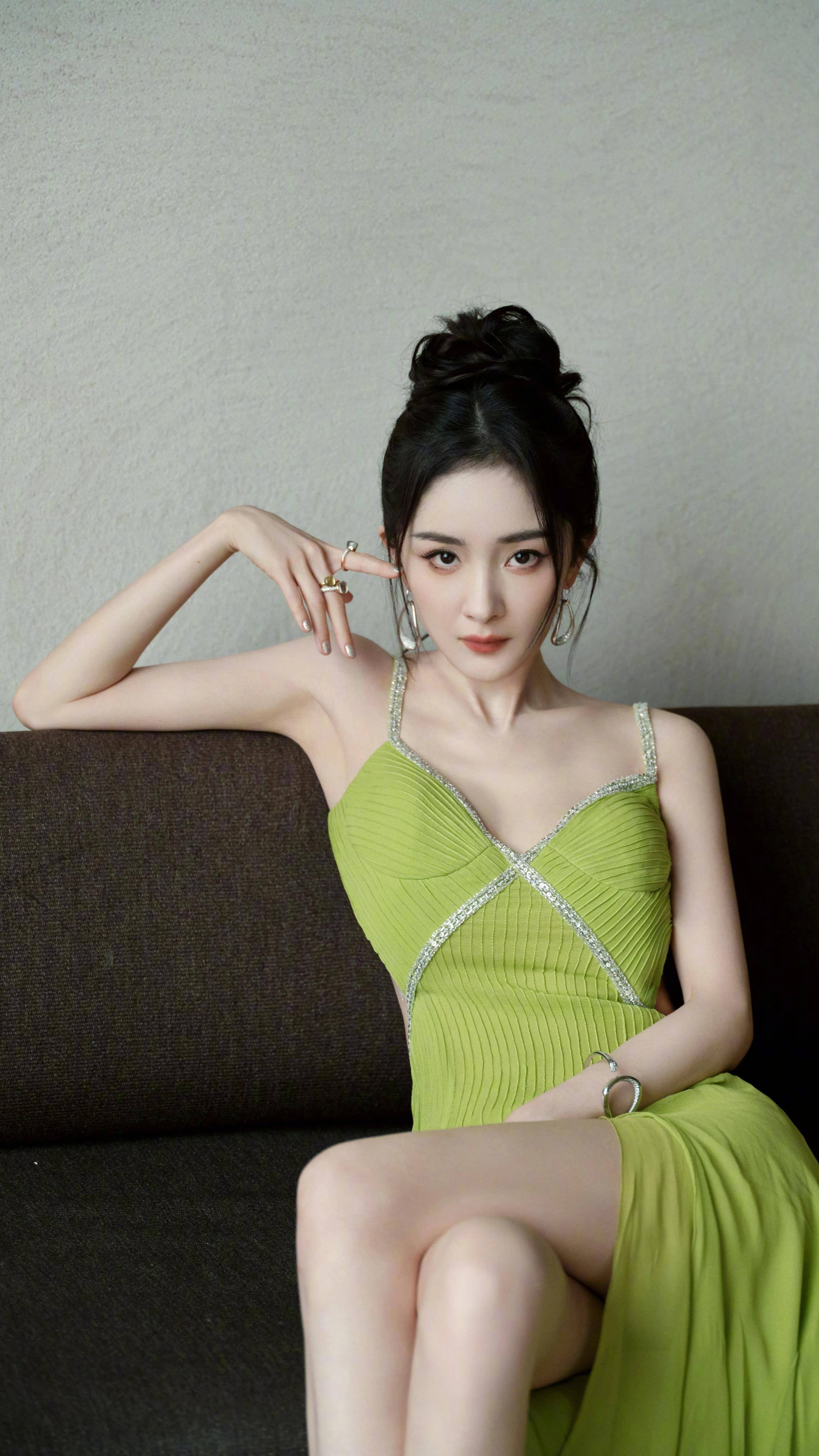 《姐姐》夏日优雅绿色清新靓丽明星绝美时尚写真壁纸_照片_色彩_盛宴