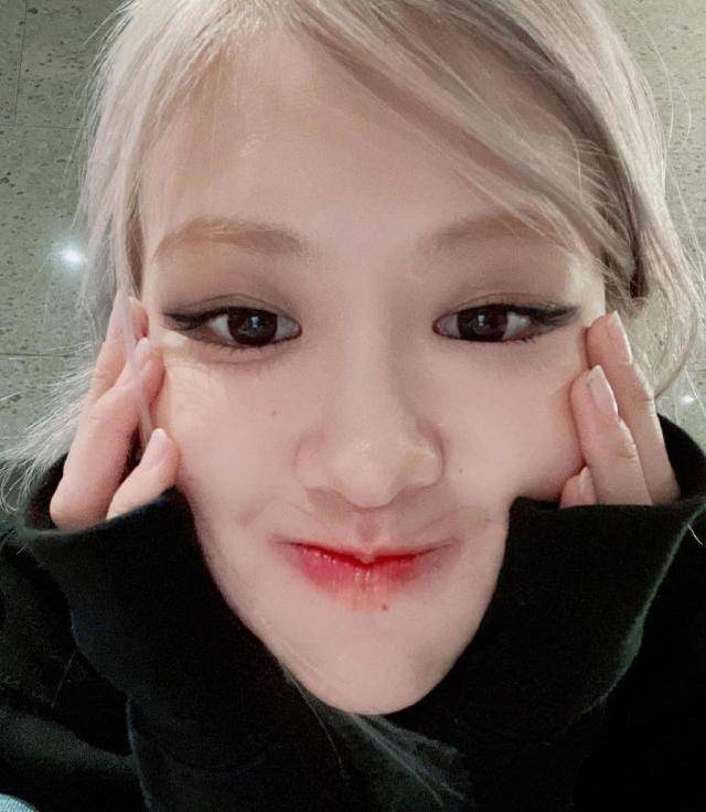 blackpink朴彩英式晒照,怼脸自拍脸颊比耶可爱,黑白泪滴妆绝美_hank