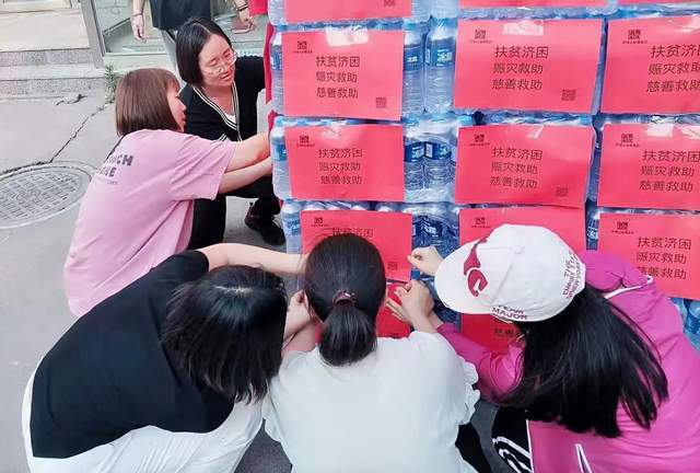 丰南区喊出了"关爱环卫,情暖环卫"的口号,为90位环卫工人发放端午粽子