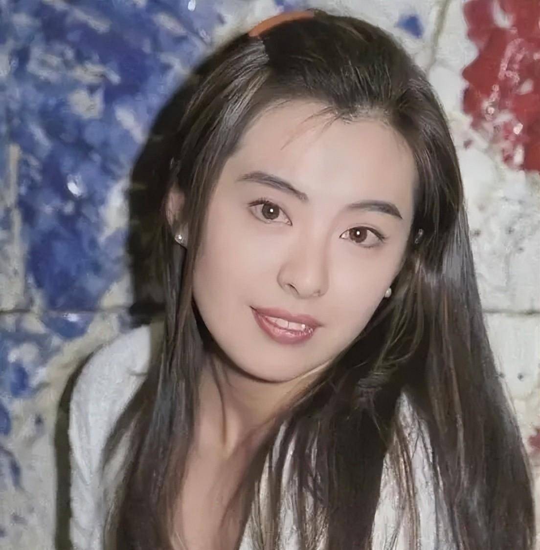 56岁王祖贤近照,抱狗晒太阳,生活悠闲,少女感十足重回颜值巅峰_照片