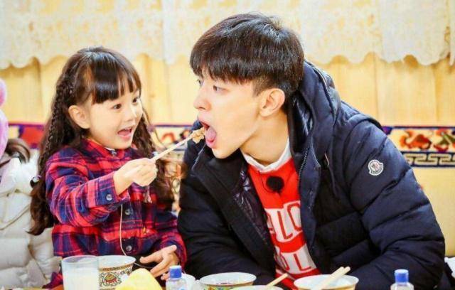 邓伦出席活动小山竹偷偷现身,喊出邓爸爸却被阻止_节目组_妈妈_父女