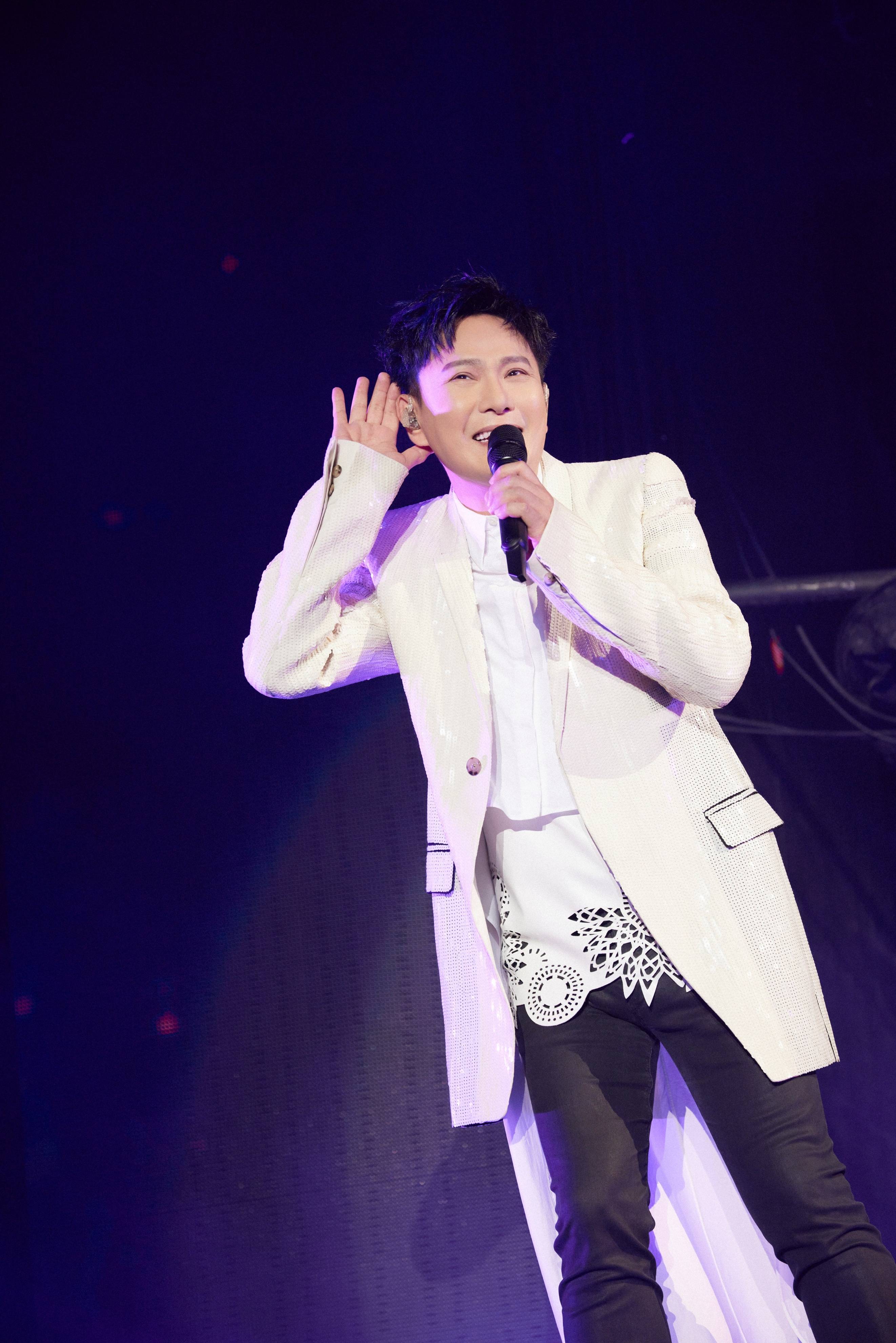 "哲式情歌"温暖响起,200名医护圆梦张信哲未来式2.