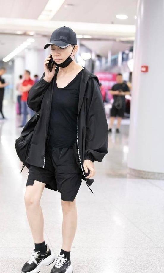 年龄大的宋丹丹却仍然保持筷子腿,感觉腿细的不输姐姐,让人佩服_时尚