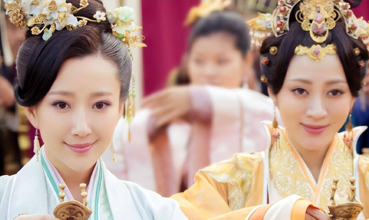 妲己负责勾住纣王,抓住问题核心,鲧捐负责出谋划策,解决一些妲己不