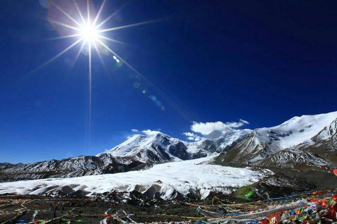 阿尼玛卿山,又称玛积雪山,藏语意为"祖父大玛神之山"_海拔_西北_山势