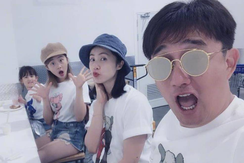 15岁多多公开晒近照,涂口红穿衬衫尽显少女感,孙莉的基因没谁了_黄磊