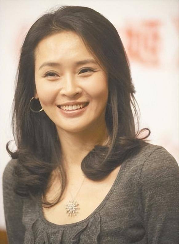 "小关悦"于明加:老公是圈外人,婚后育有两女,40岁身材火辣_气质_女孩