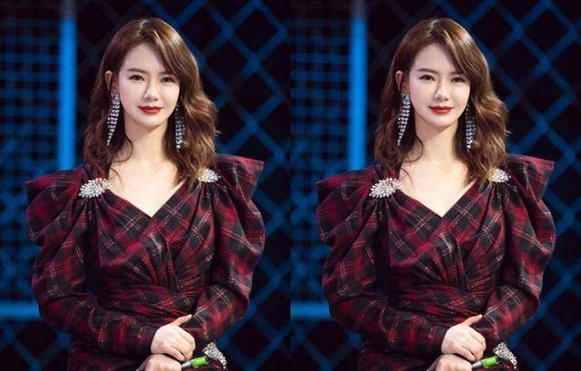 36岁韩雪和35岁戚薇,都是翘腿坐着,豪放派和保守派一目了然_节目_大脑