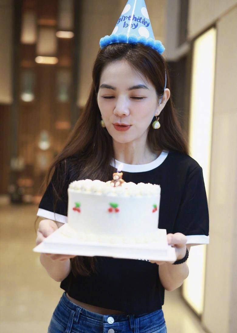 she合体为42岁ella庆生,送万元包包,selina挺孕肚素颜状态极佳_hebe