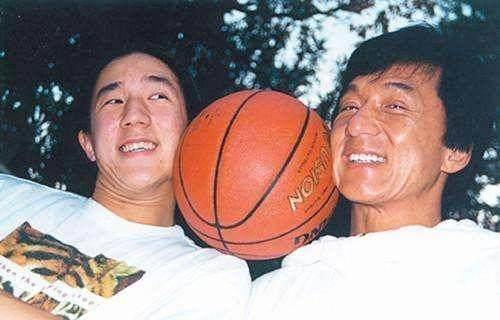 曾志伟儿子曾国祥的风流好不输给父亲,他的好色在圈内人所皆知,大家笑