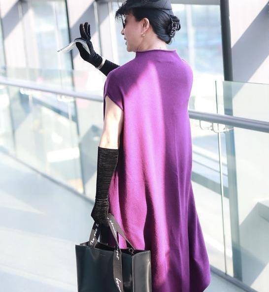 52岁金星一身贵妇装扮现身机场,穿紫色长裙成大妈_服装_节目_身材