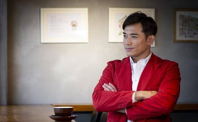 先是法国回流香港的他参选香港先生而入行,后来又因细佬黄长发与鞋王