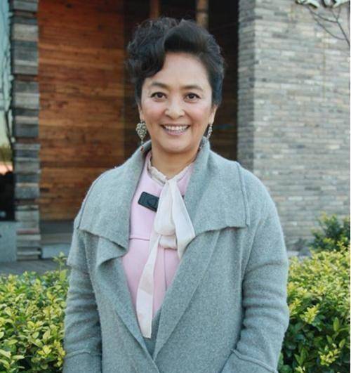 那就是李勤勤,像她们这样的老戏骨,年龄大了只能用演技来征服观众,剧