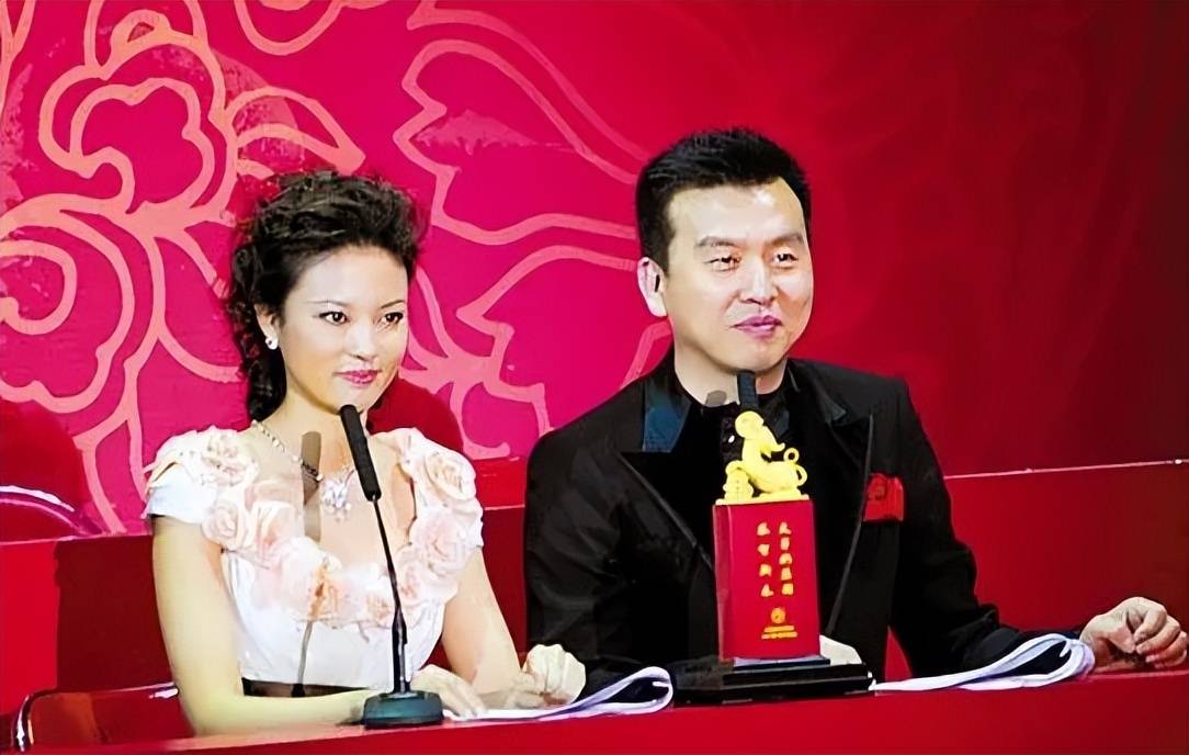 所以在1999年她正式成为了一名电视人,并很快就通过主持人大赛进入到